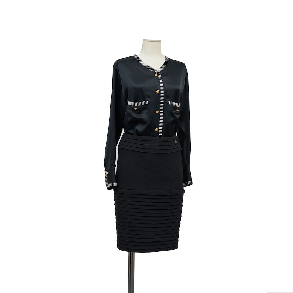 Chanel, collection Prêt à Porter Pre-Fall 2012. Blouse en satin noir gansé et jup... (1 of 1)