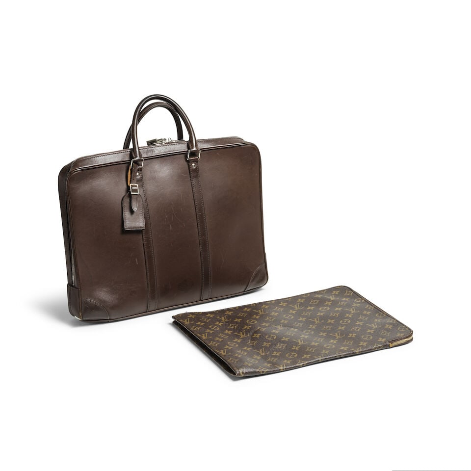 Louis Vuitton. Porte documents en cuir marron et pochette plate en toile Monogram. Louis Vuitton...: Louis Vuitton. Porte documents en cuir marron et pochette plate en toile Monogram. Louis Vuitton. Brown leather briefcase and flat pouch in Monogram canvas. Condition grade: C Footnotes: Usures et