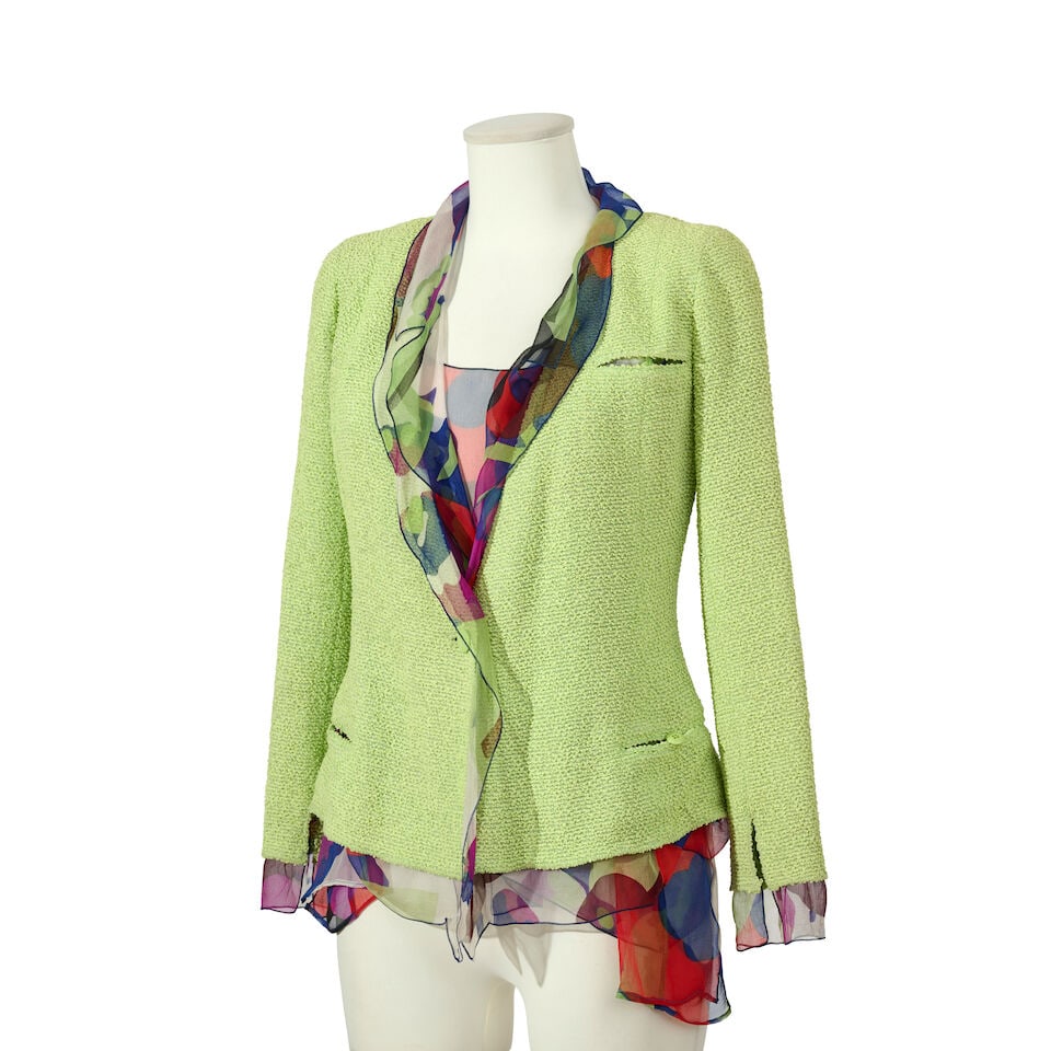 Chanel, collection Prêt à Porter, Printemps/Eté 2000. Veste en tweed vert et top ...: Chanel, collection Prêt à Porter, Printemps/Eté 2000. Veste en tweed vert et top sans manches en mousseline imprimée. Chanel, Ready-to-Wear collection, Spring/Summer 2000. Green tw