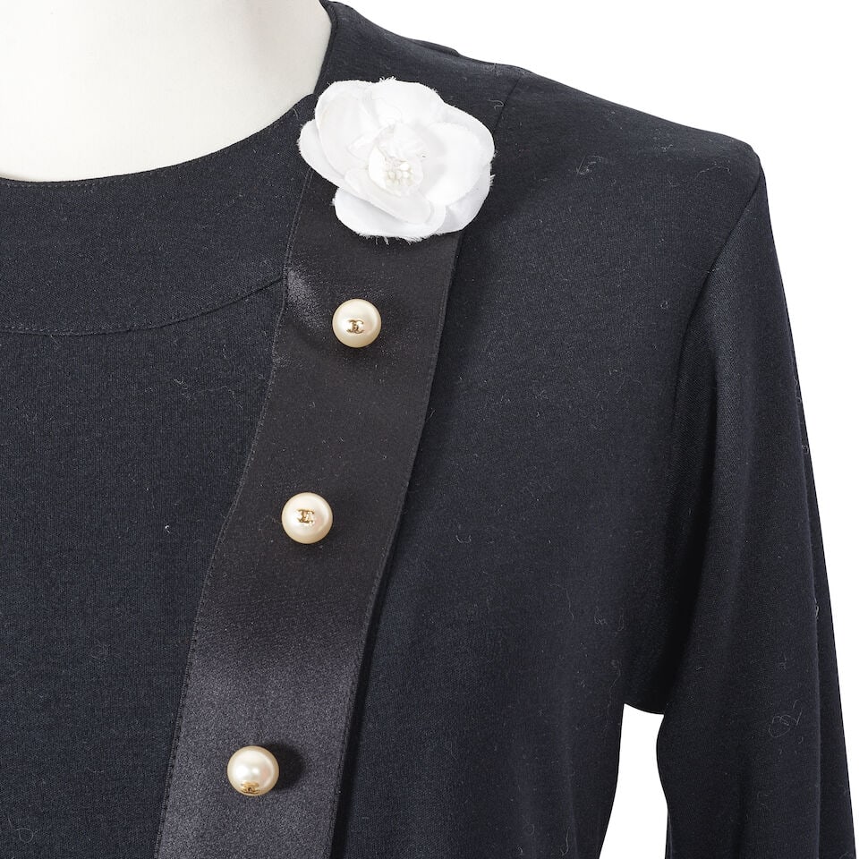 Chanel Boutique, collection Prêt-à-Porter, circa 1990. Robe en jersey et satin noir ag... - 2
