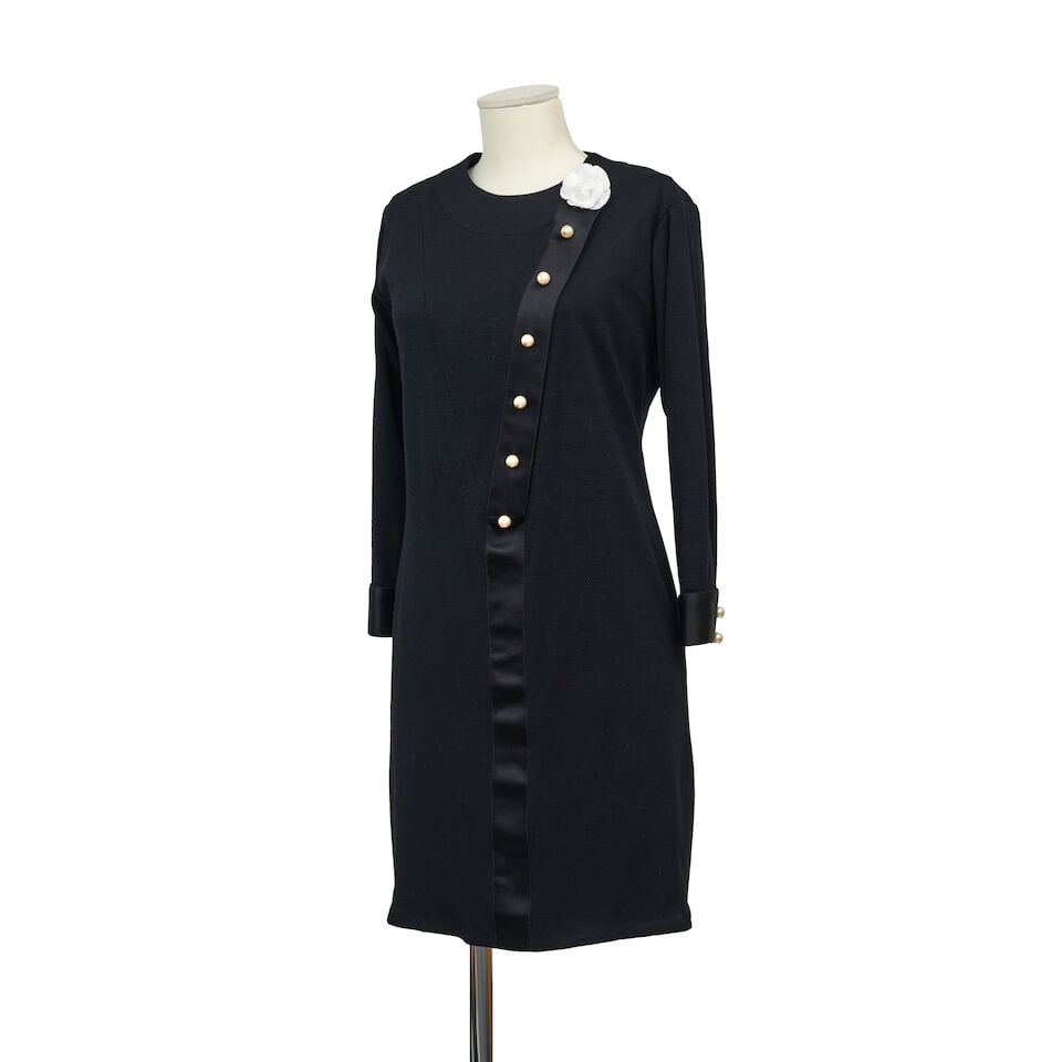 Chanel Boutique, collection Prêt-à-Porter années 1990. Robe en lainage et satin n... (1 of 1)