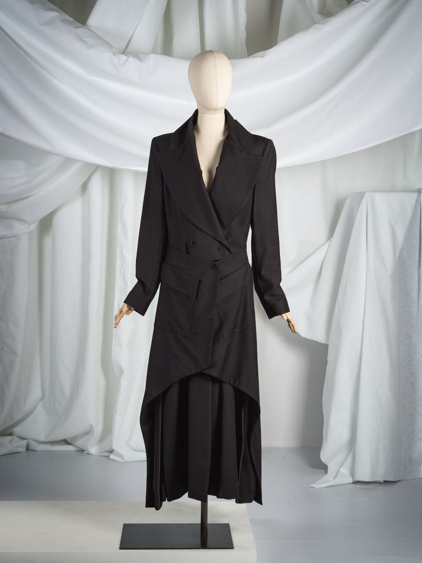 Alexander McQueen, collection Prêt-à-Porter, Automne-Hiver 1999. Manteau en gabardine ... (1 of 2)