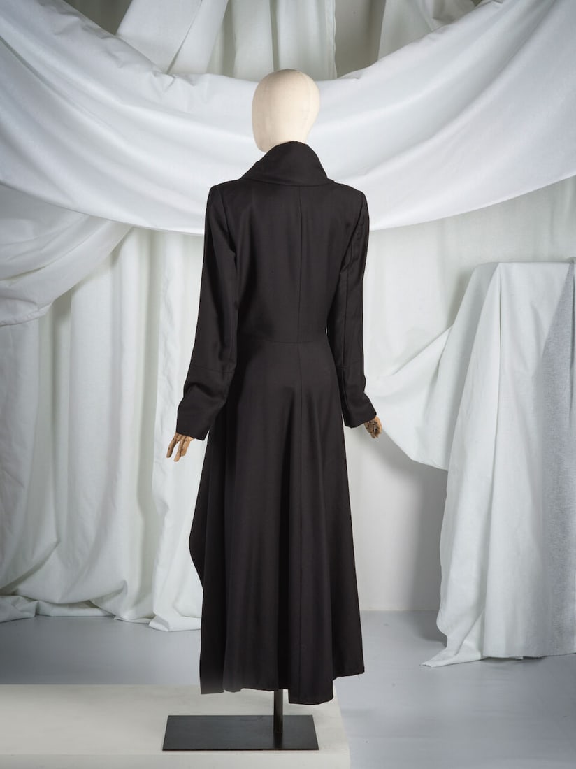 Alexander McQueen, collection Prêt-à-Porter, Automne-Hiver 1999. Manteau en gabardine ... - 2