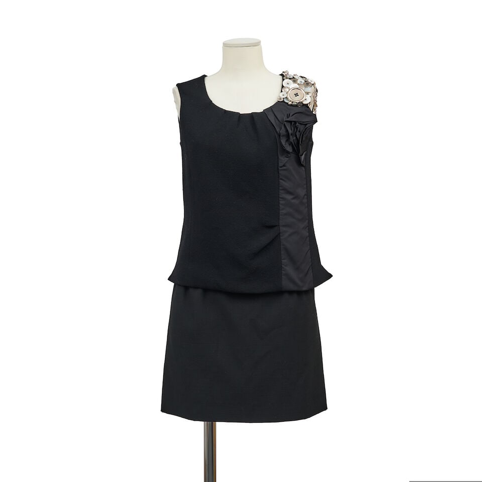 Louis Vuitton, collection Prêt à Porte, circa 2010. Ensemble en lainage noir agré...: Louis Vuitton, collection Prêt à Porte, circa 2010. Ensemble en lainage noir agrémenté de divers boutons. Louis Vuitton, Prêt à Porte collection, circa 2010. Black wool s