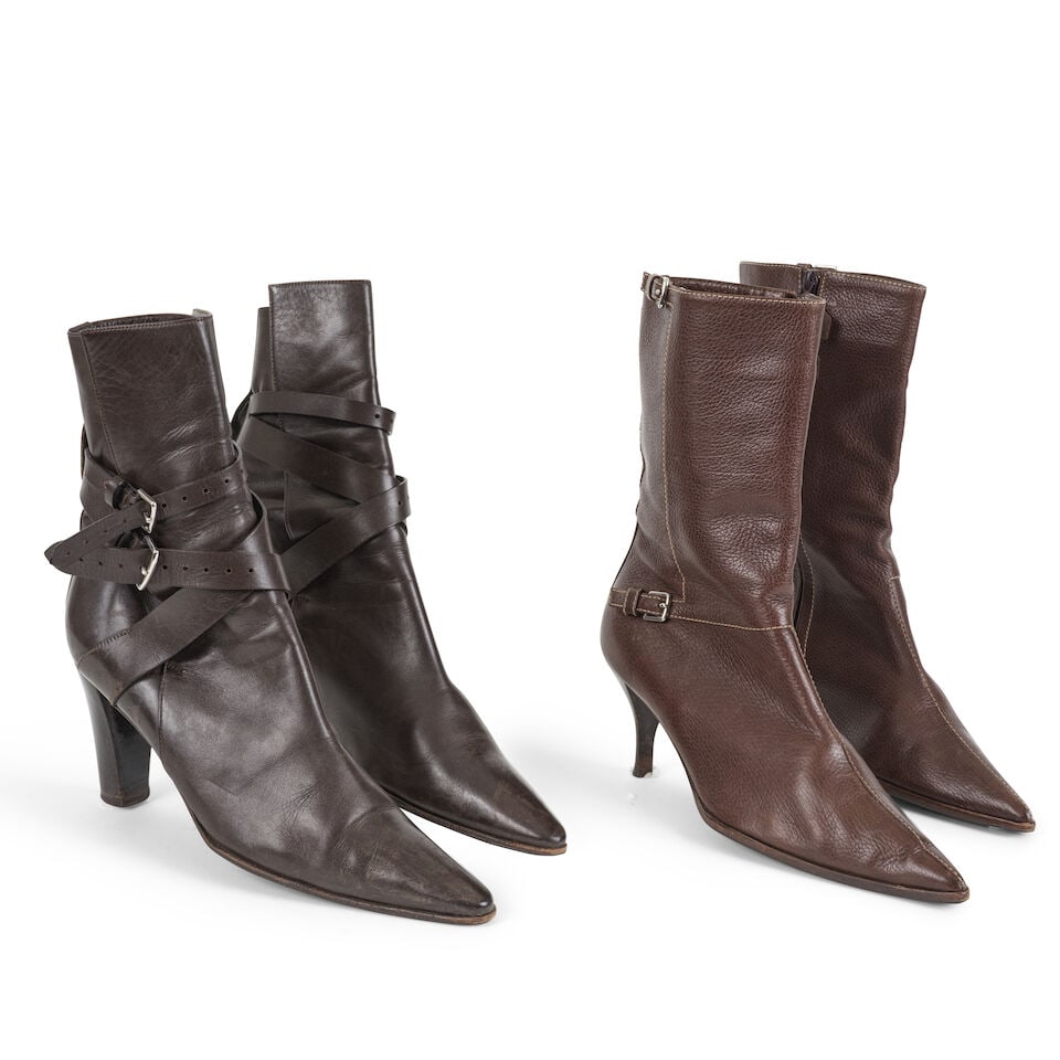 Hermès Paris. Deux paires de bottes à talons en cuir graine chocolat et cuir lisse caf...: Hermès Paris. Deux paires de bottes à talons en cuir graine chocolat et cuir lisse café. Hermès Paris. Two pairs of heeled boots in chocolate grained leather and coffee smooth leat