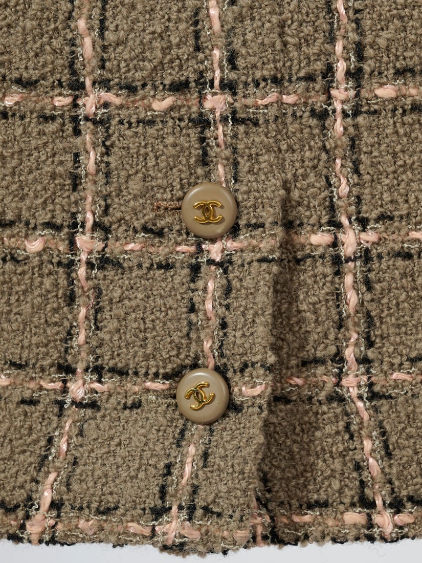 Chanel, collection Prêt à Porter, Automne/Hiver 1995. Robe en tweed vert, rose chin... - 2