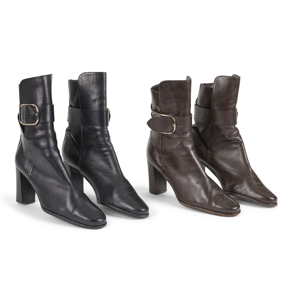 Hermès Paris. Deux paires de bottes à talons en cuir café et cuir noir. Hermè...: Hermès Paris. Deux paires de bottes à talons en cuir café et cuir noir. Hermès Paris. Two heeled boots in coffee and black leather. Condition grade: B. Pointure/Size: