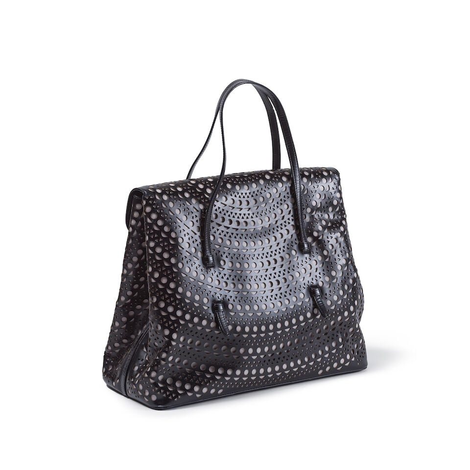 Alaia. Sac fourre-tout en cuir perforé noir sur fond écru. Alaia. Tote bag in perfora... - 2