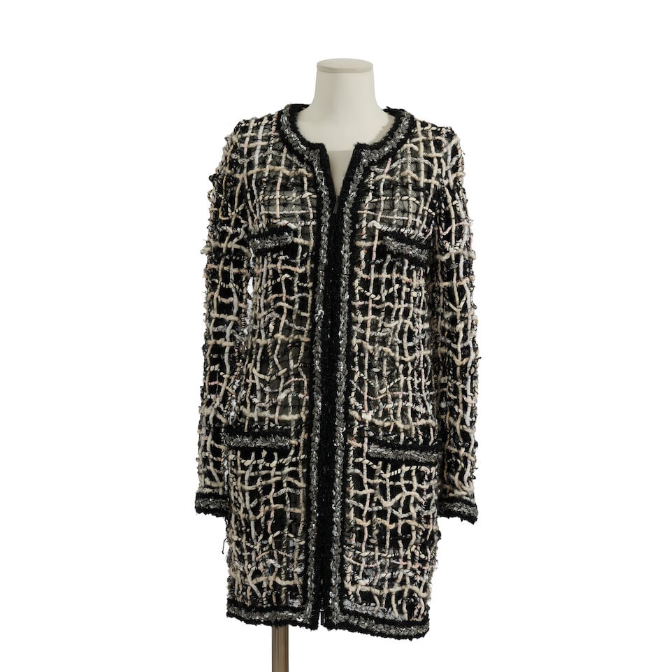 Chanel, collection Prêt à Porter, Printemps/Eté 2015. Manteau zippée en resi...: Chanel, collection Prêt à Porter, Printemps/Eté 2015. Manteau zippée en resille noir et boudins croisillons écru, multicolores. Chanel, Ready-to-Wear collection, Spring/Summer