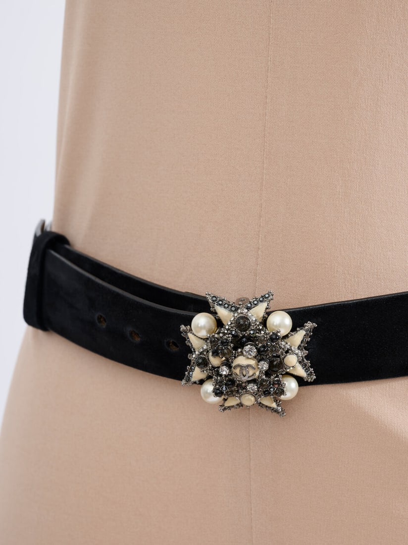 Chanel, collection Prêt à Porter, Automne Hiver 2008. Robe bicolore à ceinture bi... - 2