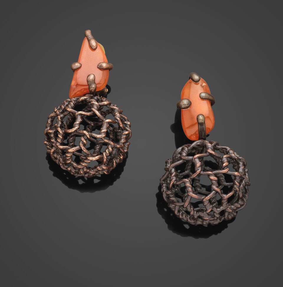 Yves Saint Laurent Rive Gauche. Paire de clips d'oreilles en métal bronze et sardoine. Yves... (1 of 1)