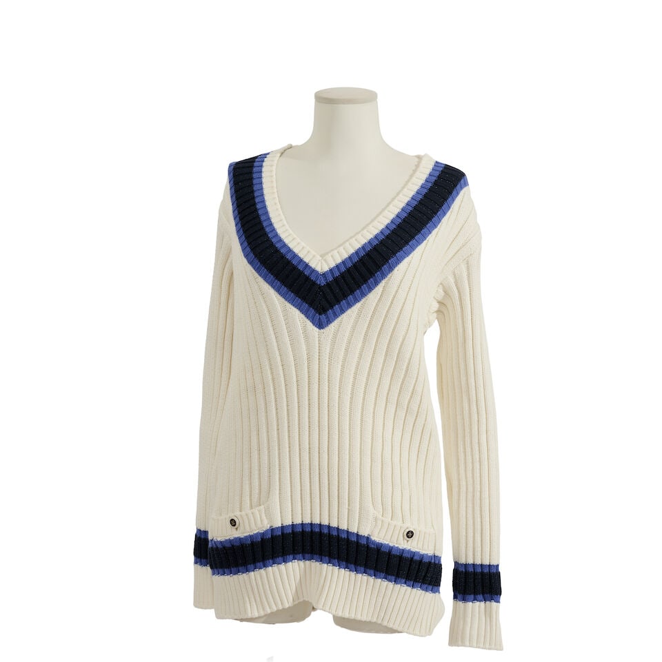Chanel, collection Prêt à Porter, Croisière 2014. Pull côtelé blanc et ...: Chanel, collection Prêt à Porter, Croisière 2014. Pull côtelé blanc et bleu. Chanel, Ready-to-Wear collection, Cruise 2014. White and blue ribbed sweater. Décolleté
