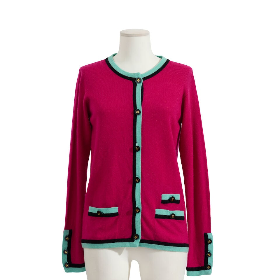 Chanel, collection Prêt à Porter, années 1990. Gilet en cachemire fuchsia, noir e... (1 of 1)
