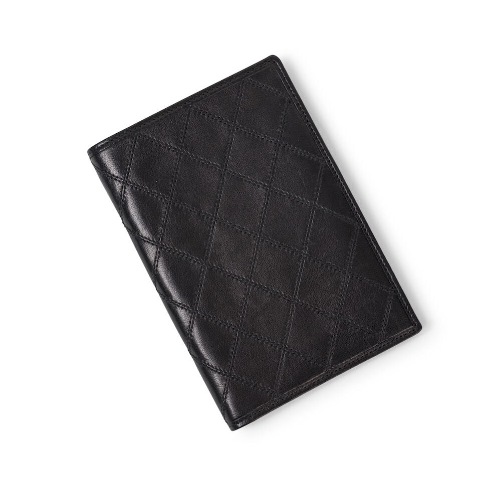 Chanel, année 2009. Portefeuille en cuir agneau noir matelassé. Chanel, year 2009. Qu...: Chanel, année 2009. Portefeuille en cuir agneau noir matelassé. Chanel, year 2009. Quilted black lambskin leather wallet. Multiples compartiments. Hologramme et carte
