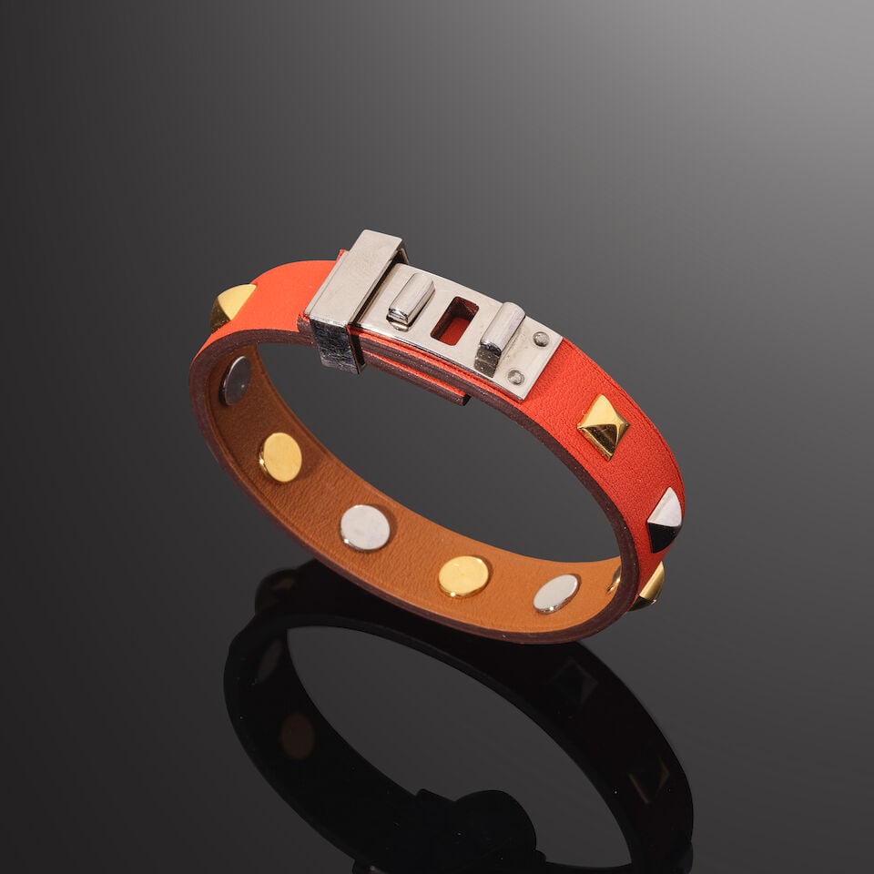 Hermès Paris. Bracelet Mini Dog Médor en veau Swift corail et métal palladié...: Hermès Paris. Bracelet Mini Dog Médor en veau Swift corail et métal palladié, doré. Hermès Paris. Mini Dog Médor bracelet in coral Swift calfskin and