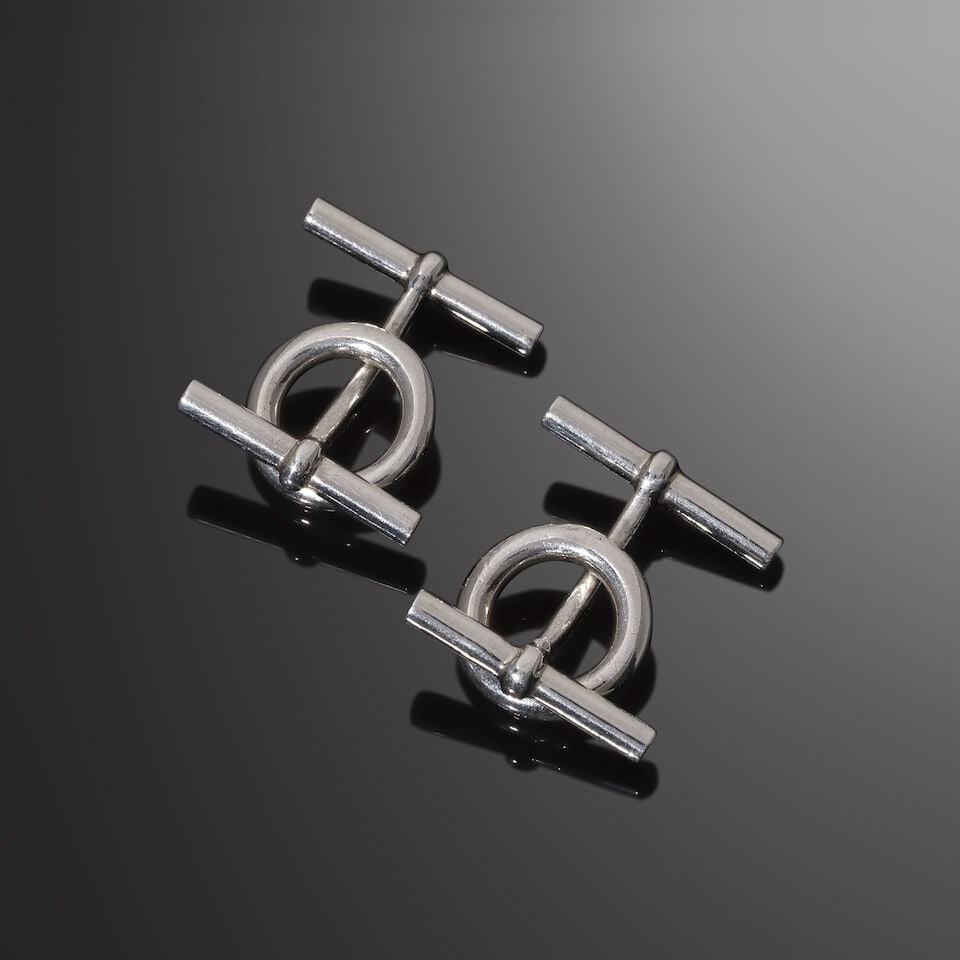 Hermès Paris. Paire de boutons de manchette mobiles en argent 925 °/°°. Herm...: Hermès Paris. Paire de boutons de manchette mobiles en argent 925 °/°°. Hermès Paris. Pair of movable cufflinks in 925 silver. Poids/Weight total: 9,39 gr. For further informa