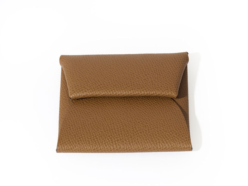 Hermès Paris. Portemonnaie Bastia Verso Alezan et Vert Fizz. Hermès Paris. Bastia Vers...: Hermès Paris. Portemonnaie Bastia Verso Alezan et Vert Fizz. Hermès Paris. Bastia Verso Chestnut and Green Fizz wallet. Boite. Box. 8,5 x 7,5 cm. Footnotes: Comme neuf. As new. For further