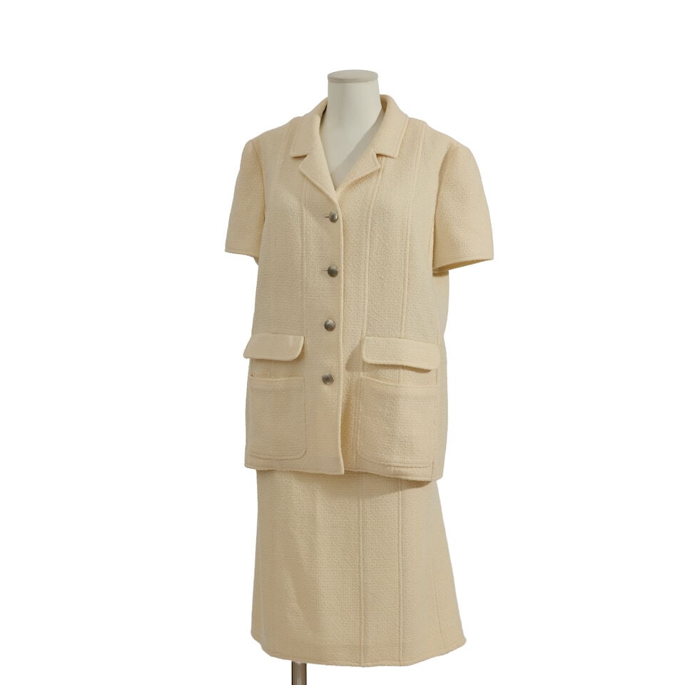 Chanel, collection Prêt à Porter, Printemps/Eté 1998. Tailleur jupe en tweed ... (1 of 2)