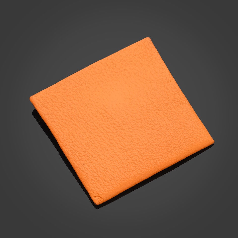 Hermès Paris. Porte-monnaie Bastia en cuir de chèvre orange. Hermès Paris. Bastia...: Hermès Paris. Porte-monnaie Bastia en cuir de chèvre orange. Hermès Paris. Bastia wallet in orange goatskin leather. 8 x 8 cm. Footnotes: Patine. Patina. For further information on