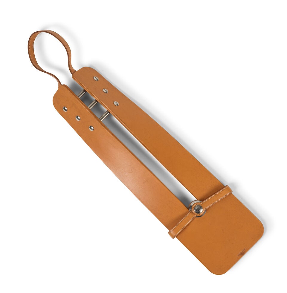 Hermès Paris. Porte cravates en cuir naturel. Hermès Paris. Tie rack in natural leather.: Hermès Paris. Porte cravates en cuir naturel. Hermès Paris. Tie rack in natural leather. Footnotes: Bon état, quelques griffures. Good condition, some scratches. For further
