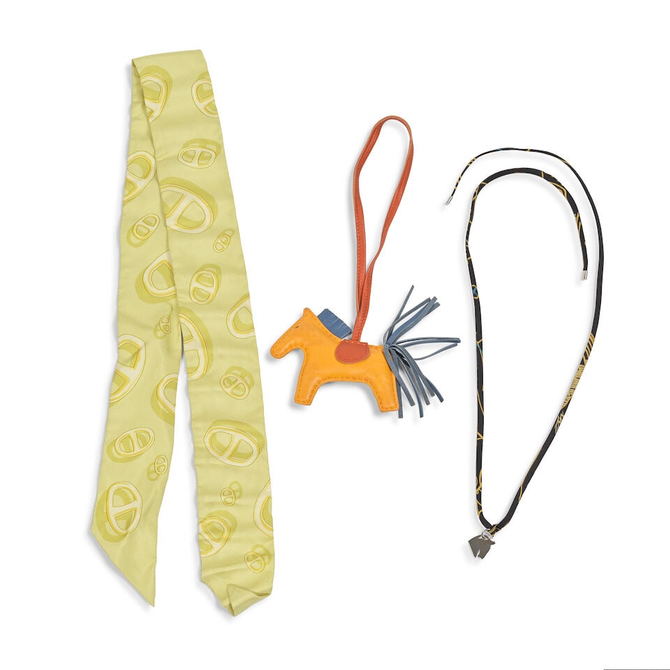 Hermès Paris. Twilly, Pendentif Cheval et Accessoire de sac Rodéo. Hermès Paris. ...: Hermès Paris. Twilly, Pendentif Cheval et Accessoire de sac Rodéo. Hermès Paris. Twilly, Horse Pendant and Rodeo Bag Accessory. Twilly Chaine d'Ancre imprimé sur fond