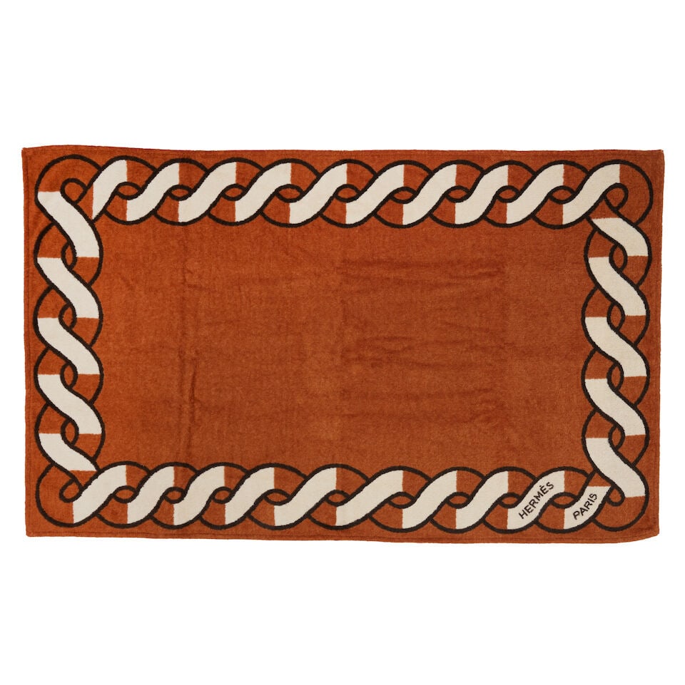 Hermès Paris. Tapis de plage Torsade Marine en coton Tan et Brun. Hermès Paris. Torsad...: Hermès Paris. Tapis de plage Torsade Marine en coton Tan et Brun. Hermès Paris. Torsade Marine beach mat in Tan and Brown cotton. 153 x 95 cm Footnotes: Très bon état. Very good co