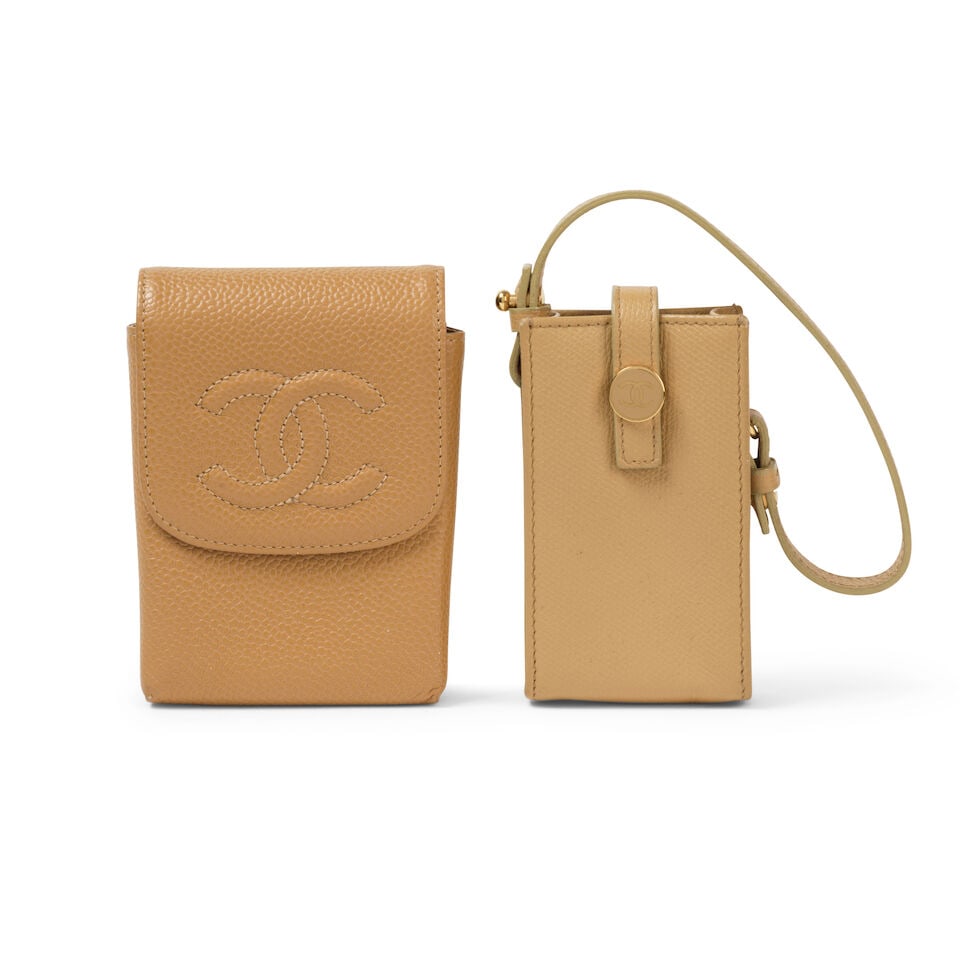 Chanel, année 2004. Deux accessoires en veau caviar beige. Chanel, year 2004. Two accessori...: Chanel, année 2004. Deux accessoires en veau caviar beige. Chanel, year 2004. Two accessories in beige caviar calfskin. L'un étui à jeu de cartes, l'autre pour un téléphone