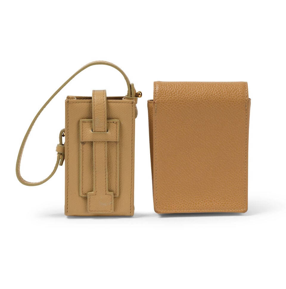 Chanel, année 2004. Deux accessoires en veau caviar beige. Chanel, year 2004. Two accessori... - 2
