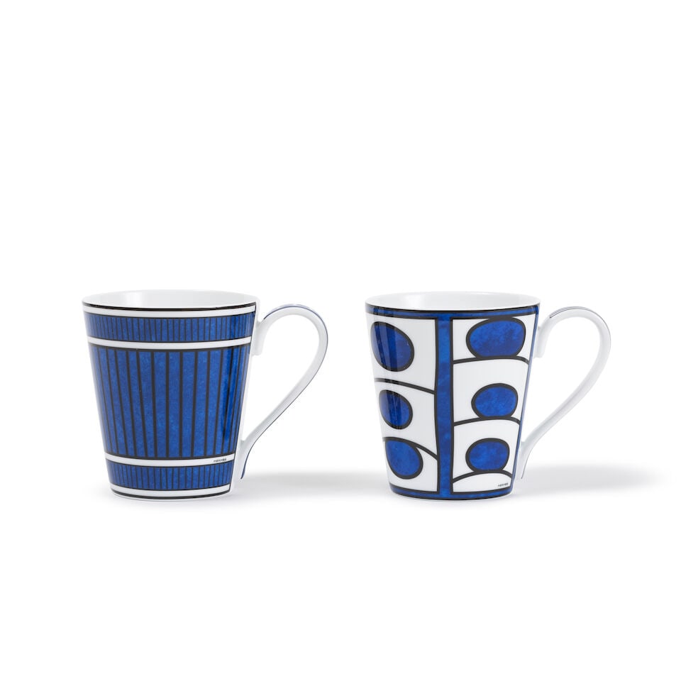 Hermès Paris. Paire de Mugs en porcelaine Bleus d'Ailleurs. Hermès Paris. Pair of Bleu...: Hermès Paris. Paire de Mugs en porcelaine Bleus d'Ailleurs. Hermès Paris. Pair of Bleus d'Ailleurs porcelain mugs. Footnotes: Très bon état. Very good condition. For further inform