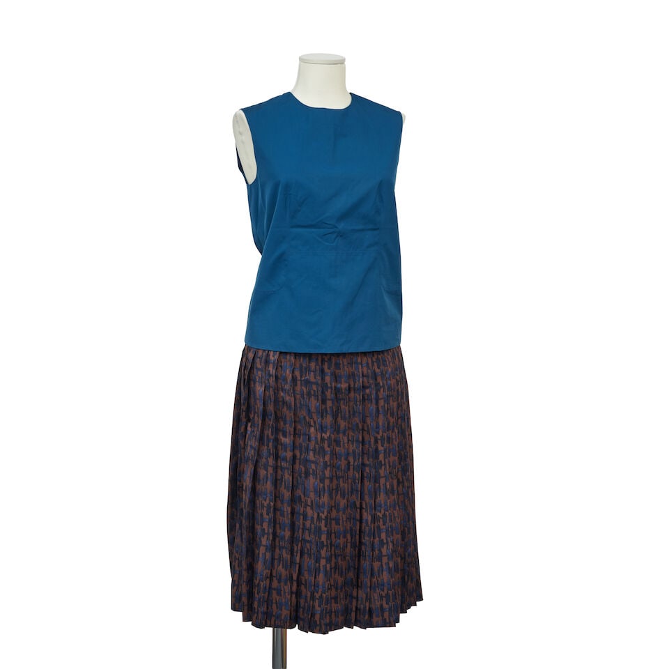 Hermès Paris. Ensemble en soie et coton imprimée dans les tons bleus, marron. Herm...: Hermès Paris. Ensemble en soie et coton imprimée dans les tons bleus, marron. Hermès Paris. Set in printed silk in shades of blue and brown. Condition grade: A. Taille