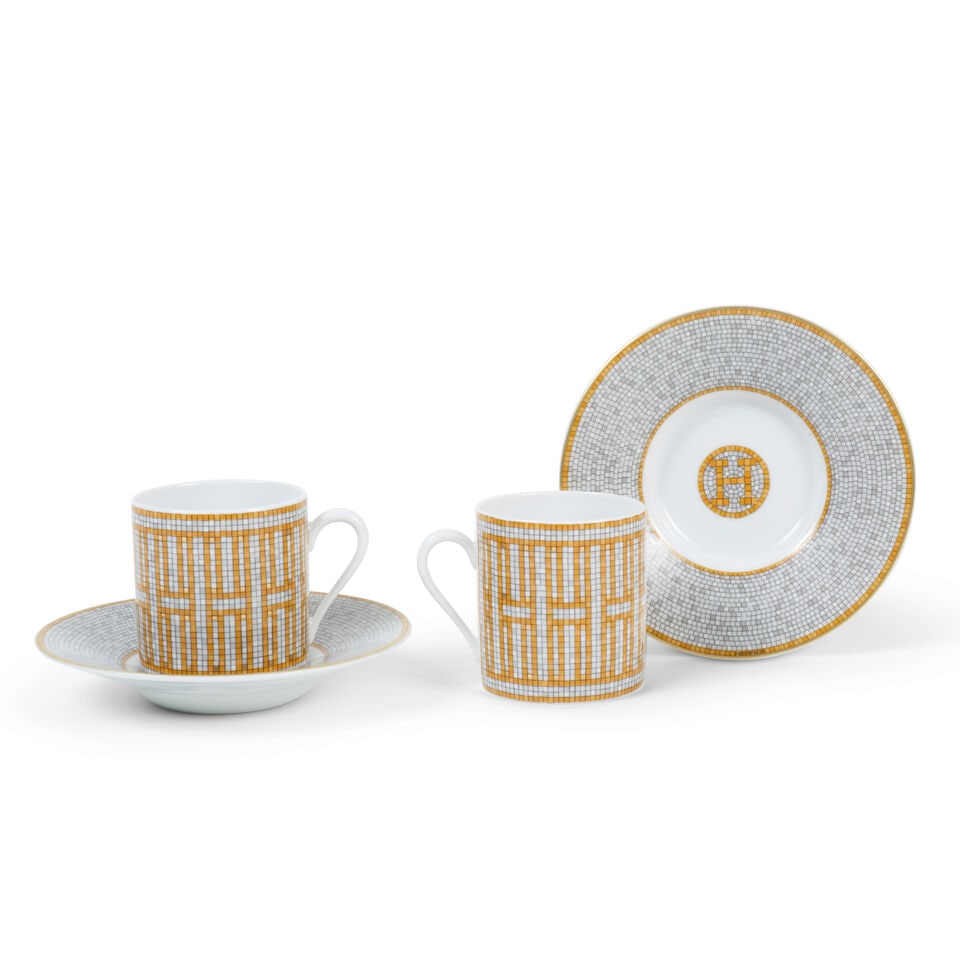 Hermès Paris. Deux Tasse à café et soucoupe en porcelaine Mosaïque au 24 or....: Hermès Paris. Deux Tasse à café et soucoupe en porcelaine Mosaïque au 24 or. Hermès Paris. Two coffee cups and saucers in 24-gilt mosaic porcelain. Dessiné par Benoit Pie