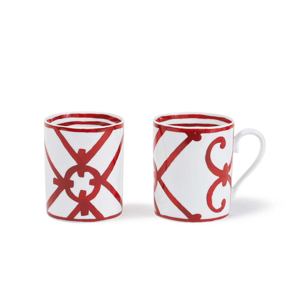 Hermès Paris. Paire de Mugs Balcon du Guadalquivir en porcelaine. Hermès Paris. Pair o...: Hermès Paris. Paire de Mugs Balcon du Guadalquivir en porcelaine. Hermès Paris. Pair of Guadalquivir Balcony Mugs in porcelain. Dessiné par Arielle de Brichambaut. Contenance : 30 cl.