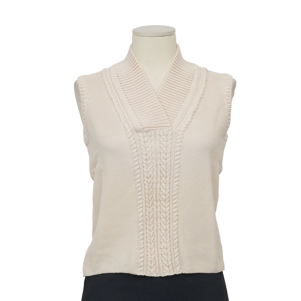 Hermès Paris. Pull sans manches torsadé en coton et soie blanc cassé. Hermès...: Hermès Paris. Pull sans manches torsadé en coton et soie blanc cassé. Hermès Paris. Off-white cotton and silk cable-knit sleeveless sweater. Condition grade: A +. Taille