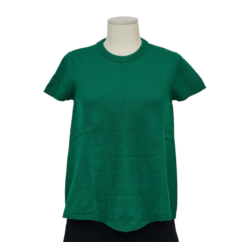 Hermès Paris. Deux hauts sans manches en cachemire écru et vert émeraude. Herm...: Hermès Paris. Deux hauts sans manches en cachemire écru et vert émeraude. Hermès Paris. Two sleeveless tops in ecru and emerald green cashmere. Condition grade: A and B. Tailles