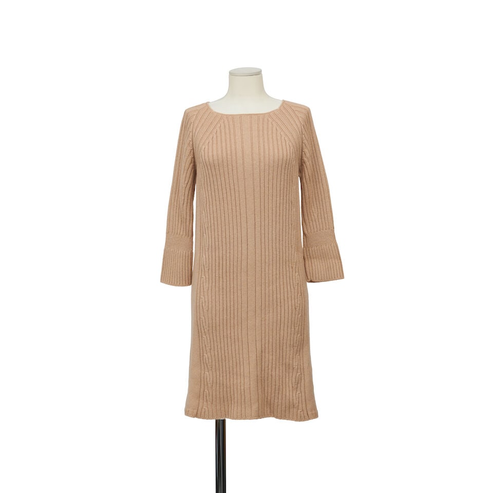 Hermès Paris. Robe courte d'hiver en poils de chameau beige. Hermès Paris. Short winte...: Hermès Paris. Robe courte d'hiver en poils de chameau beige. Hermès Paris. Short winter dress in beige camel fur. Condition grade: A +. Taille indiquée/indicated size :