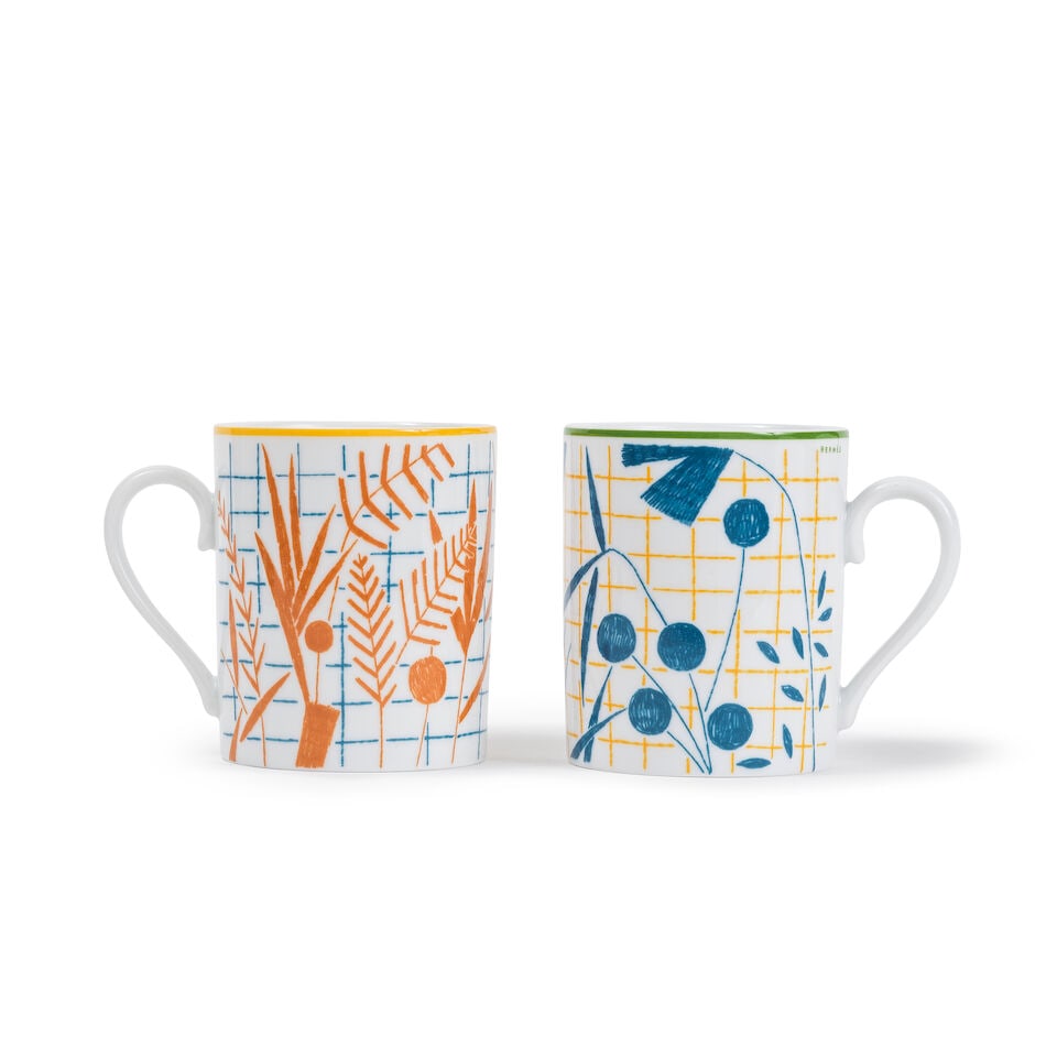 Hermès Paris. Paire de Mugs A Walk in The Garden en porcelaine. Hermès Paris. Pair of ...: Hermès Paris. Paire de Mugs A Walk in The Garden en porcelaine. Hermès Paris. Pair of A Walk in The Garden porcelain mugs. Dessiné par Nigel Peake. Contenance : 30 cl. Hauteur : 9,5
