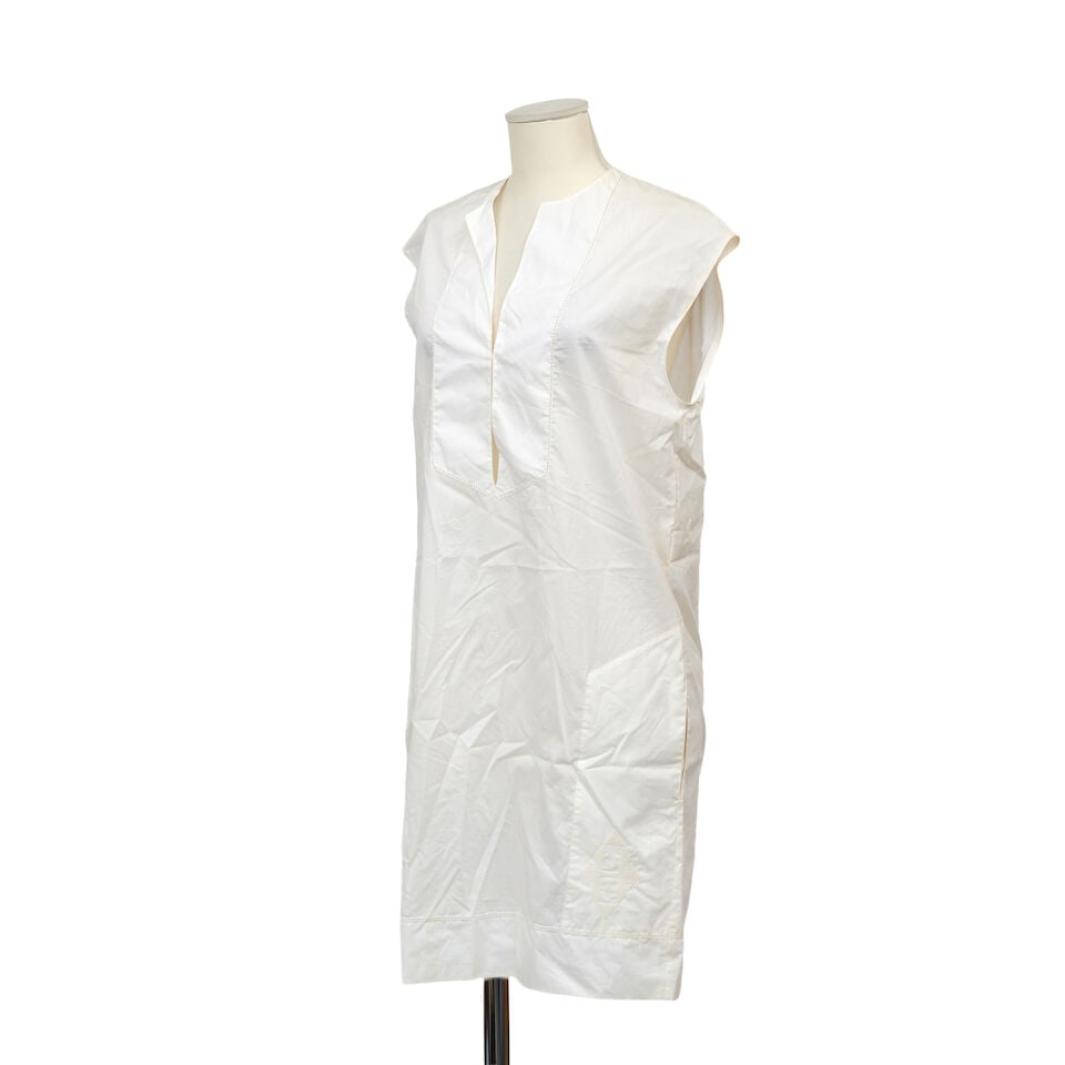 Hermès Paris. Robe sans manches en coton blanc. Hermès Paris. Sleeveless dress in whit...: Hermès Paris. Robe sans manches en coton blanc. Hermès Paris. Sleeveless dress in white cotton. Condition grade: B +. Taille indiquée/indicated size : 36. Footnotes: Bon état