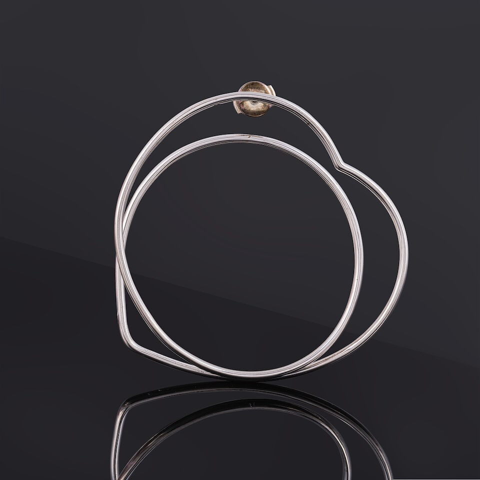 Hermès Paris. Mono-boucle d'oreille Vertige Cœur en argent 925°/°°. Her...: Hermès Paris. Mono-boucle d'oreille Vertige Cœur en argent 925°/°°. Hermès Paris. Vertige Heart single earring in 925 silver. Condition grade: A -. Poids/weight : 12,43