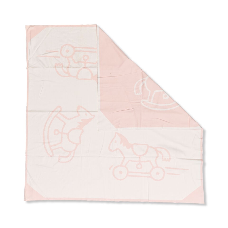 Hermès Paris x Petit H, Cadeaux de Naissance. Plaid Chevaux à Bascule et à Roulet...: Hermès Paris x Petit H, Cadeaux de Naissance. Plaid Chevaux à Bascule et à Roulettes en coton dans les tons blancs, rose. Hermès Paris x Petit H, Baby Gifts. Rocking and Wheels Hor