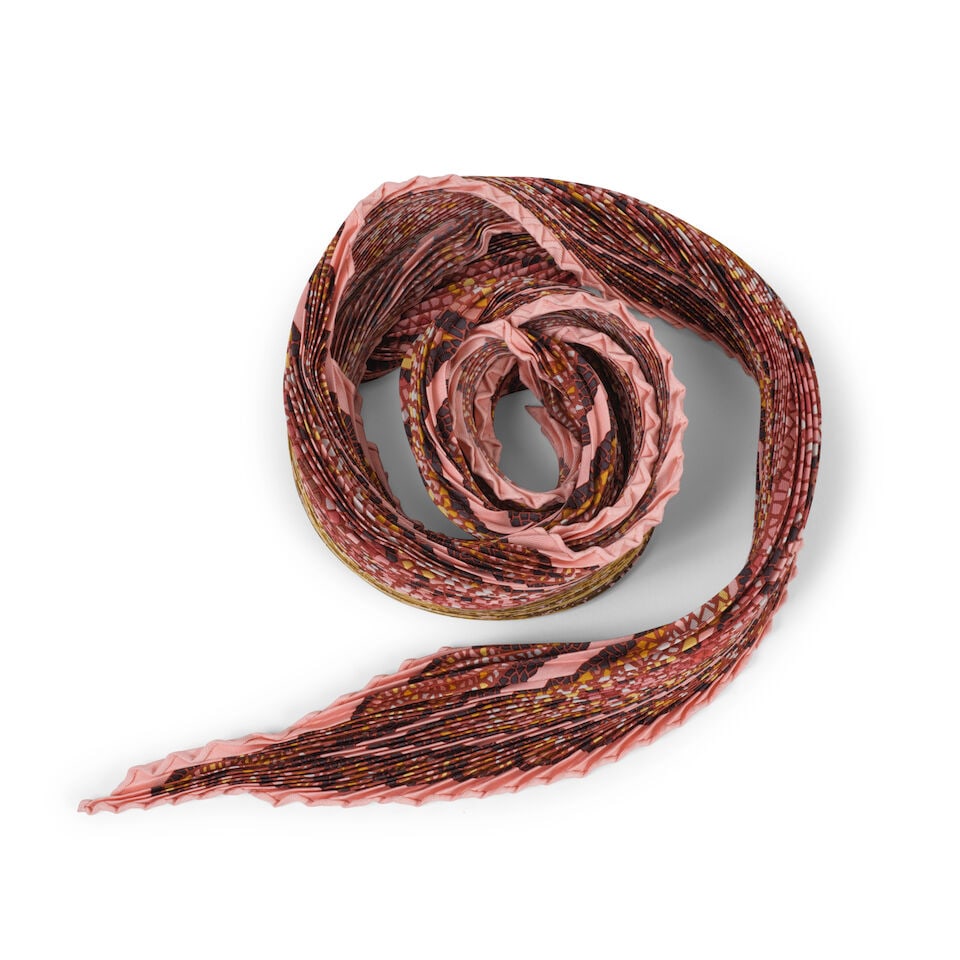 Hermès Paris. Carré plissé en twill de soie Sous le Cèdre dans les tons rose...: Hermès Paris. Carré plissé en twill de soie Sous le Cèdre dans les tons roses. Hermès Paris. Pleated silk twill scarf Sous le Cèdre in shades of pink. Dessin: Dimitri