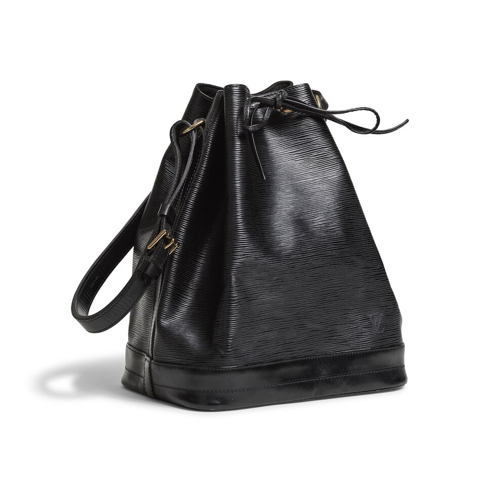 Louis Vuitton. Sac Seau en cuir épi noir. Louis Vuitton. Black Epi leather bucket bag.: Louis Vuitton. Sac Seau en cuir épi noir. Louis Vuitton. Black Epi leather bucket bag. Condition grade: B. 26,5 x 33,5 x 19 cm. Footnotes: Bon état général. Quelques usures sur le 