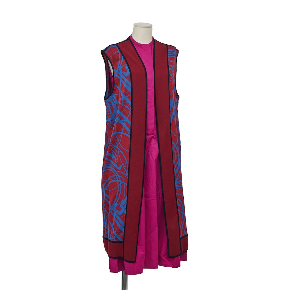 Hermès Paris. Robe en coton framboise et long cardigan en maille twillaine Fouets et Badine...: Hermès Paris. Robe en coton framboise et long cardigan en maille twillaine Fouets et Badines. Hermès Paris. Raspberry cotton dress and long twill knit cardigan 'Fouets et
