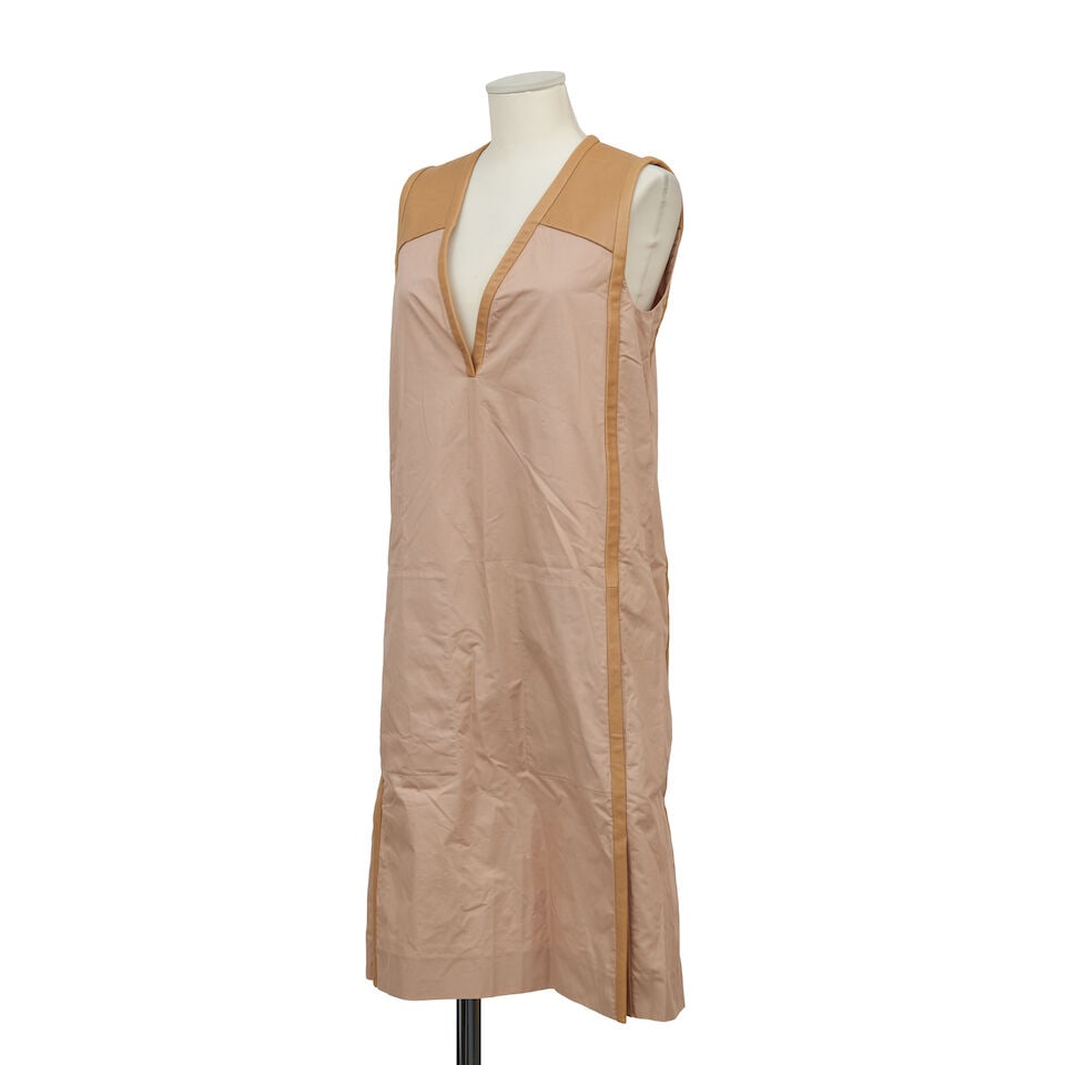 Hermès Paris. Robe sans manches en satin de coton rose et cuir agneau sable. Hermès Pa...: Hermès Paris. Robe sans manches en satin de coton rose et cuir agneau sable. Hermès Paris. Sleeveless dress in pink cotton satin and sand lambskin. Condition grade: A +. Taille