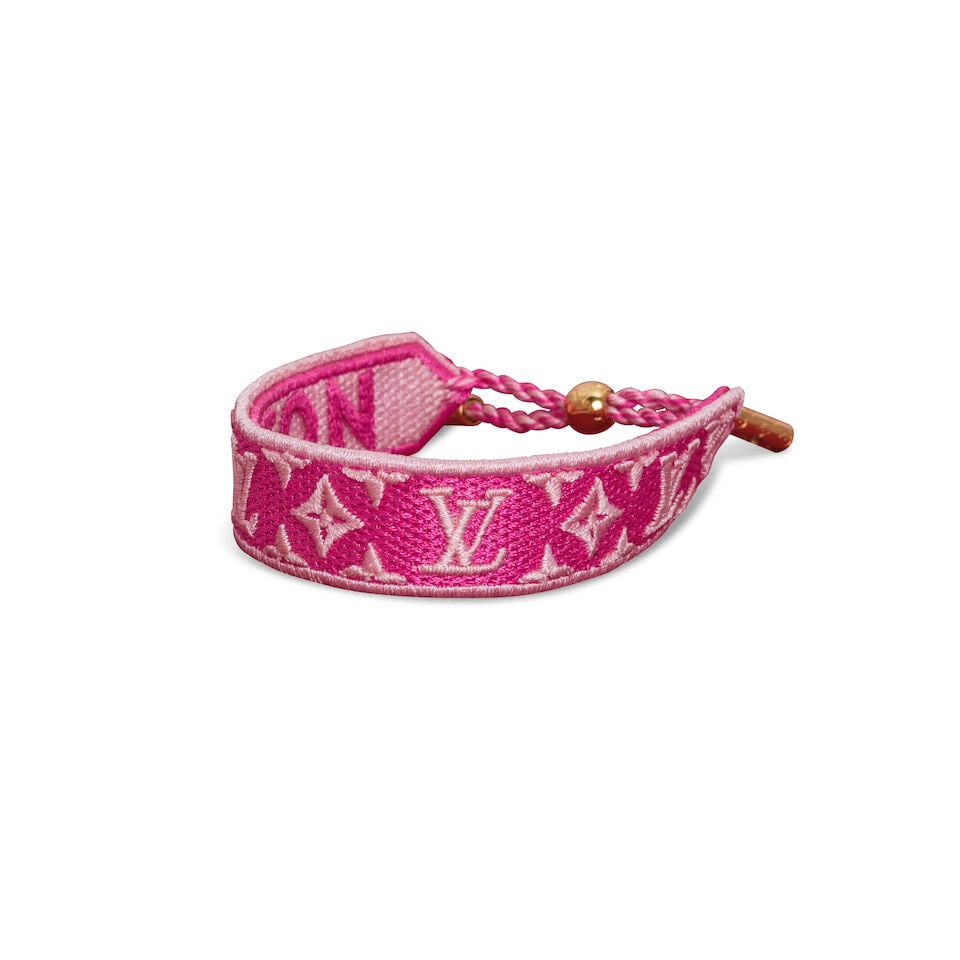 Louis Vuitton. Bracelet LV Buddy en denim tissé rose. Louis Vuitton. LV Buddy bracelet in p...: Louis Vuitton. Bracelet LV Buddy en denim tissé rose. Louis Vuitton. LV Buddy bracelet in pink woven denim. Diam.: 6 cm. Footnotes: Condition grade: A. Comme neuf. As new. For further