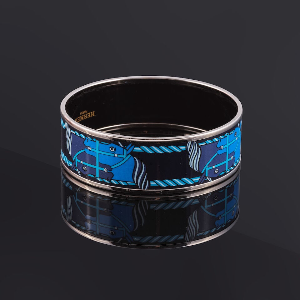 Hermès Paris. Bracelet Quadrige en émail imprimé bleu. Hermès Paris. Bracele...: Hermès Paris. Bracelet Quadrige en émail imprimé bleu. Hermès Paris. Bracelet Quadrige in blue printed enamel. Inspiré du dessin de Pierre Peron, tiré des collections de