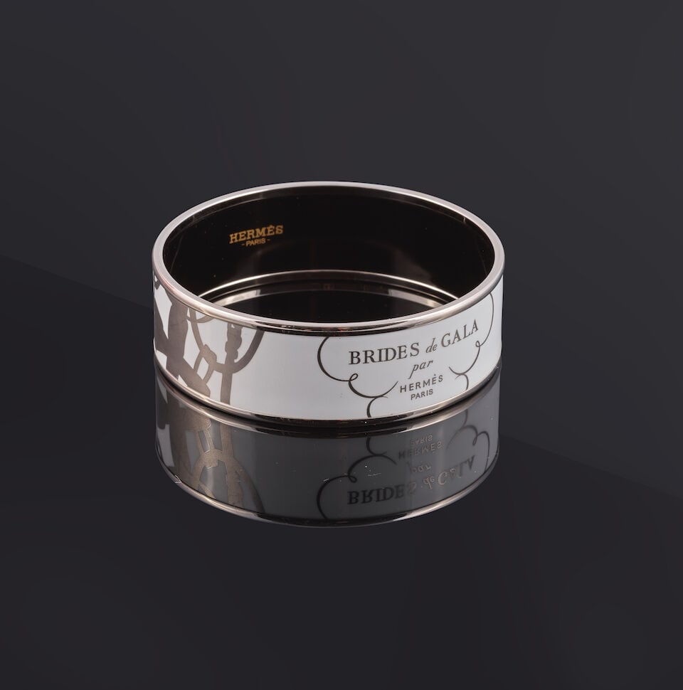 Hermès Paris. Bracelet Bride de Gala en émail imprimé blanc. Hermès Paris. B...: Hermès Paris. Bracelet Bride de Gala en émail imprimé blanc. Hermès Paris. Bride de Gala bracelet in white printed enamel. Inspiré du dessin de Hugo Grygkar, tiré des