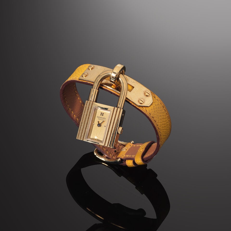 Hermès Paris. Montre Kelly en métal doré et veau Epsom Jaune. Hermès Paris. ...: Hermès Paris. Montre Kelly en métal doré et veau Epsom Jaune. Hermès Paris. Kelly watch in gold-tone metal and yellow Epsom calfskin. Cadran doré, mouvement