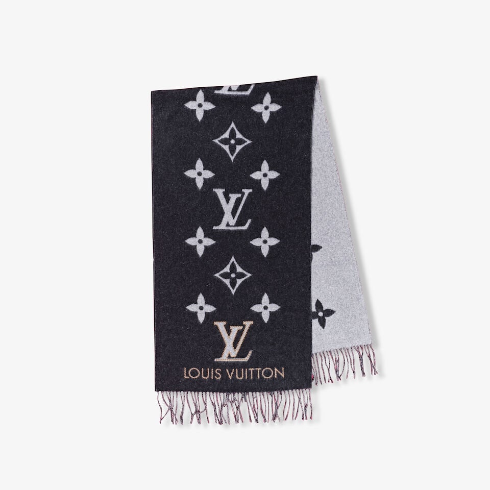 Louis Vuitton. Écharpe Reykjavik en cachemire noir, gris, partiellement clouté. Louis ...: Louis Vuitton. Écharpe Reykjavik en cachemire noir, gris, partiellement clouté. Louis Vuitton. Reykjavik scarf in black and gray cashmere, partially studded. Bords à frange. Fringed