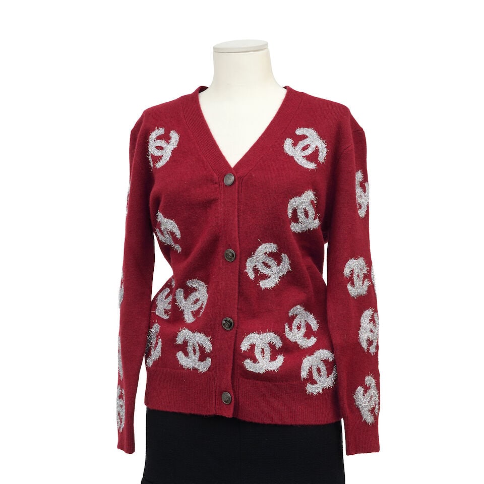 Chanel, collection Prêt à Porter Croisière 2019. Gilet en laine et cachemire bord...: Chanel, collection Prêt à Porter Croisière 2019. Gilet en laine et cachemire bordeaux et lurex argent. Chanel, Ready-to-Wear Cruise Collection 2019. Cardigan in burgundy wool and