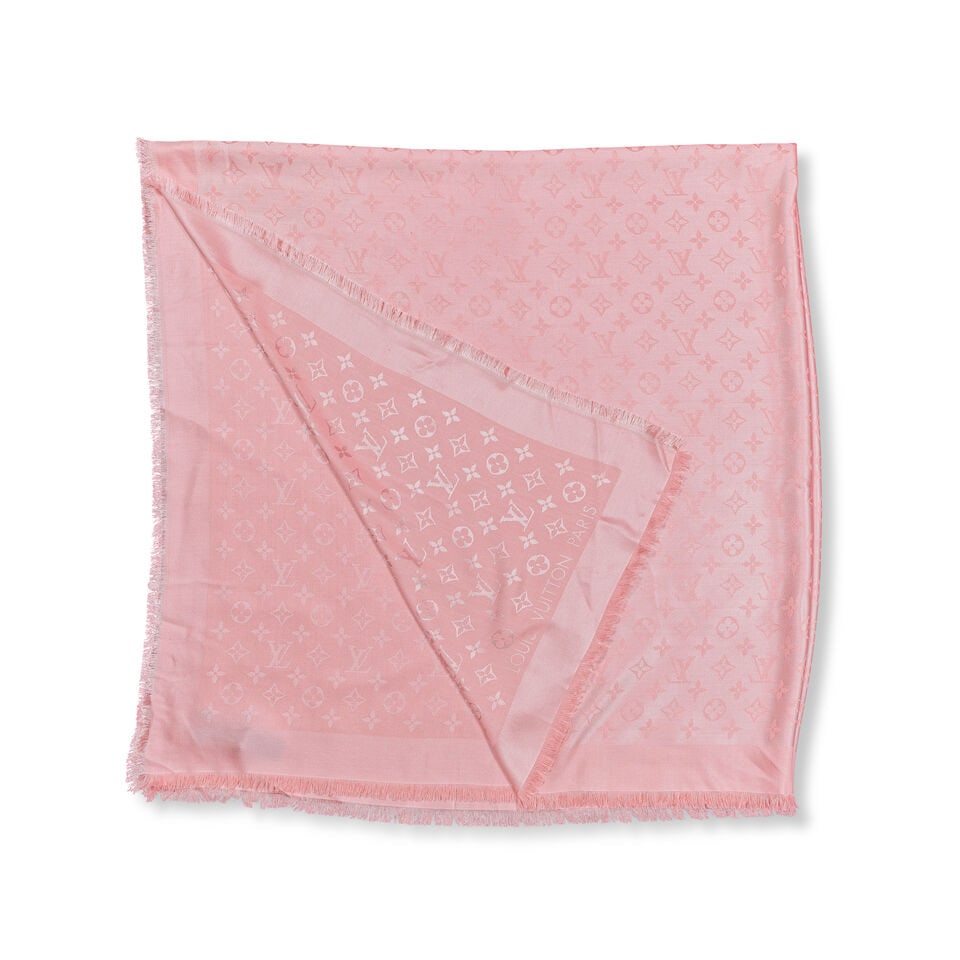 Louis Vuitton. Châle Monogram Classic en soie et laine rose poudre. Louis Vuitton. Monogra... (1 of 2)